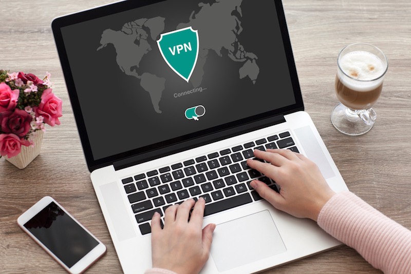 femme utilise vpn